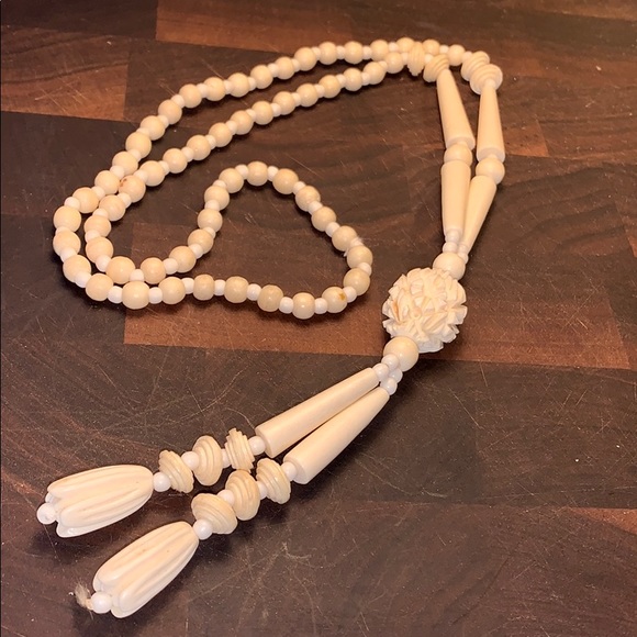N/A Jewelry - Bone looking carved necklace w/ two tussles floral